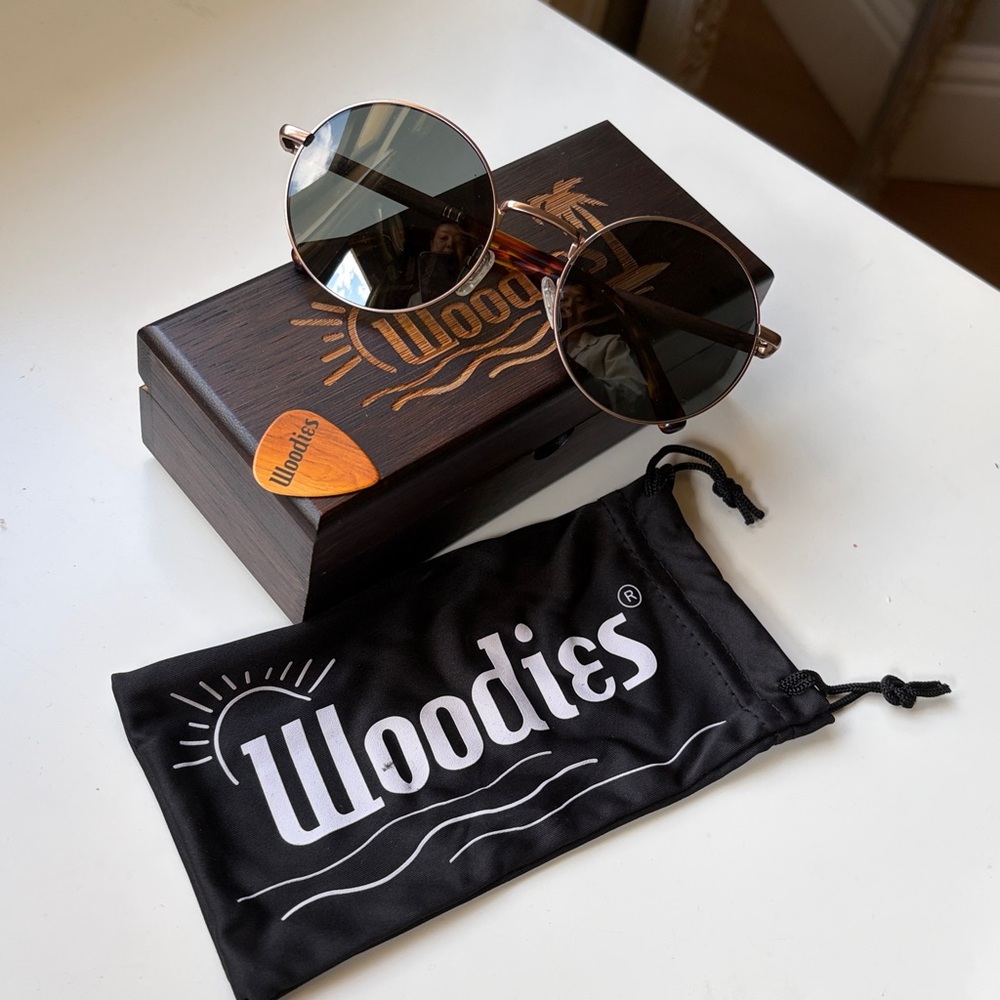 Vintage look woodies Black Round Sunglasses